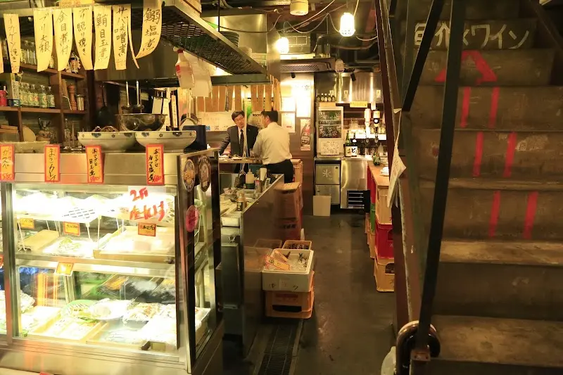魚熊鮮魚店と立ち飲みぼてふりの写真