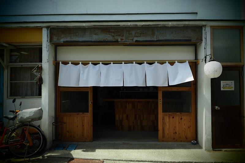 もつ焼き せきしんの外観・店内写真